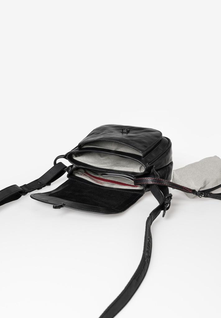 AUNTS & UNCLES - Mrs. Meringue Pie crossover bag black smoke